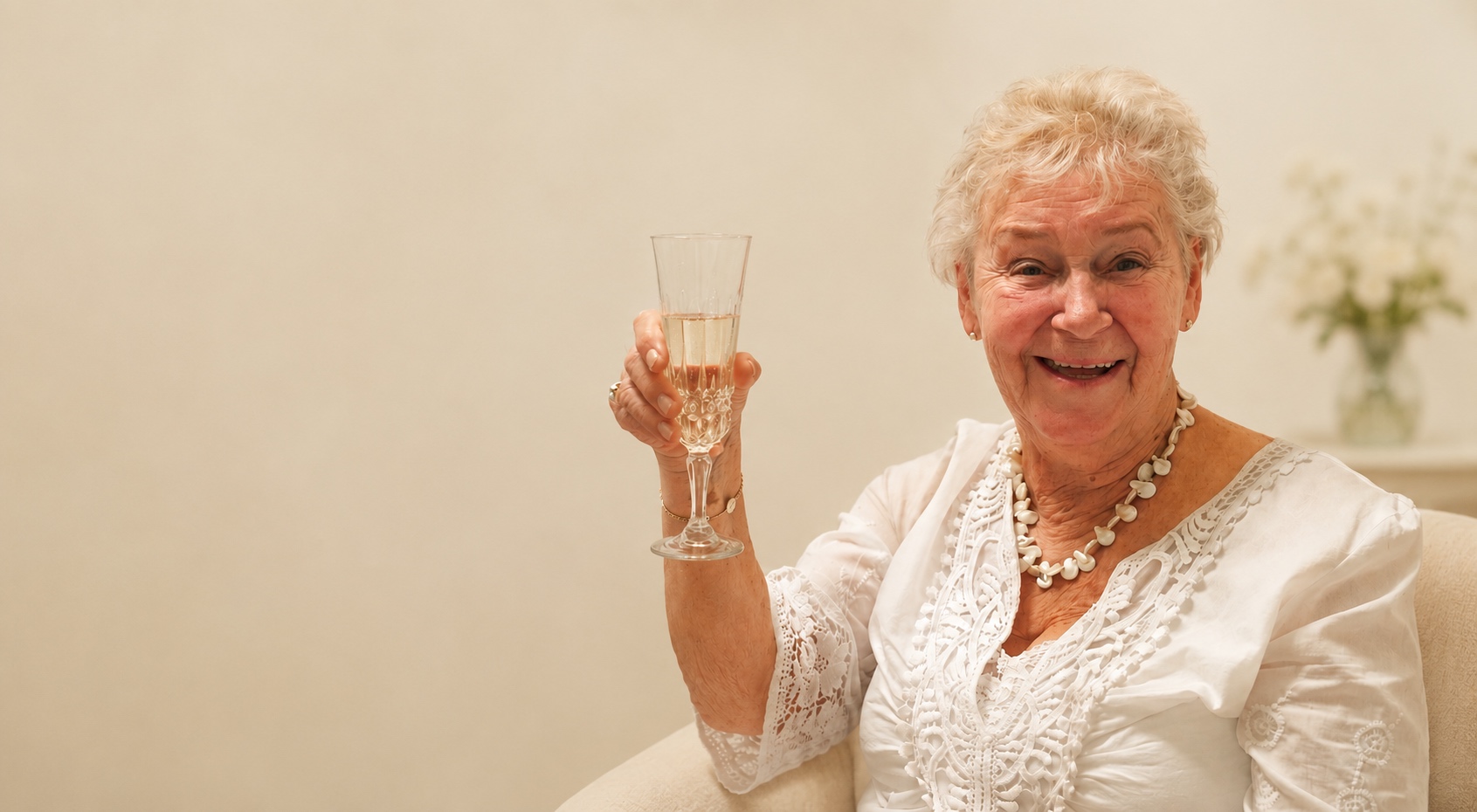Else skåler med et glass for 90-årsdagen